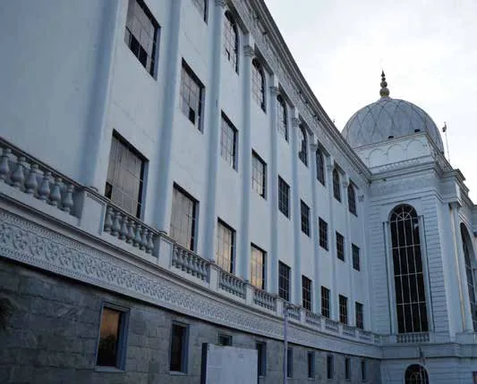 The curved façade and dome of a museum building
